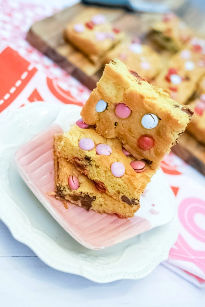 Valentine's Day Chocolate Chip Cookie Bars Recipe! - Lemon Peony