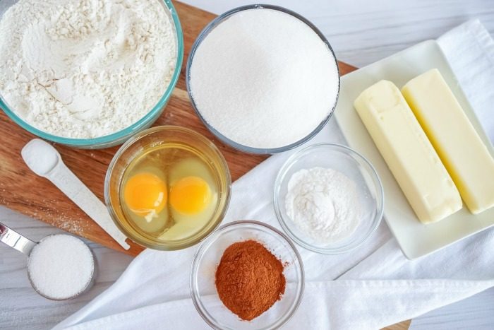 The ingredients for an easy recipe for pumpkin bread.