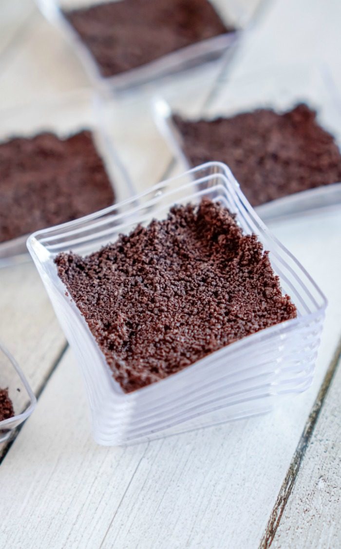 A set of clear plastic containers with Easter mini cheesecakes in them.