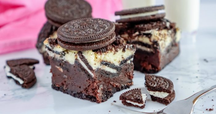 Oreo cheesecake brownie bars recipe with Oreos.