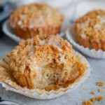 Easy Banana Bread Muffins with Crumb Topping