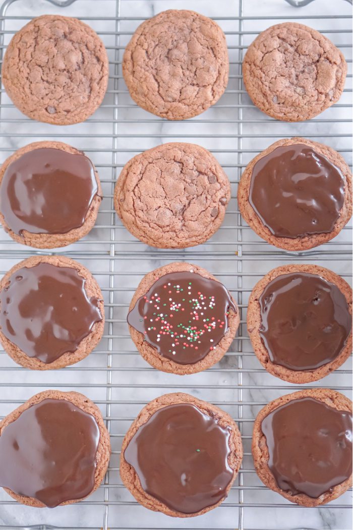 A picture of chocolate cookies on a cooling rack.