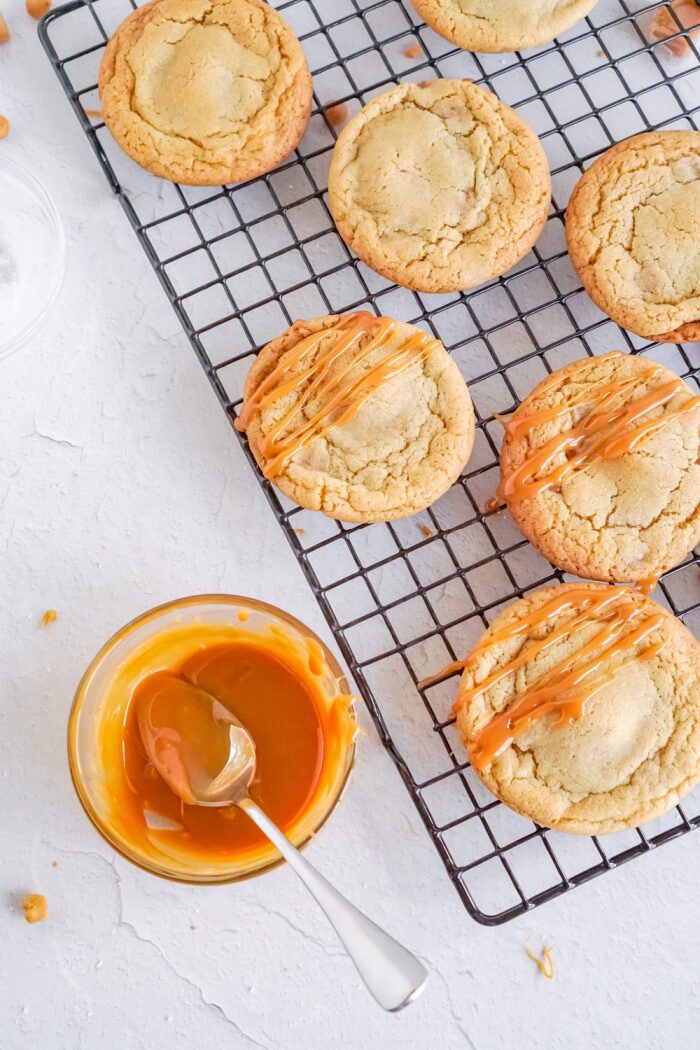 Caramel drizzled on cookies