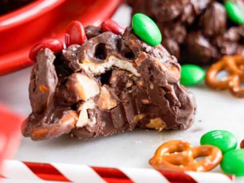 https://lemonpeony.com/wp-content/uploads/2022/12/Crockpot-Christmas-Candy-with-Pretzels-480x360.jpg