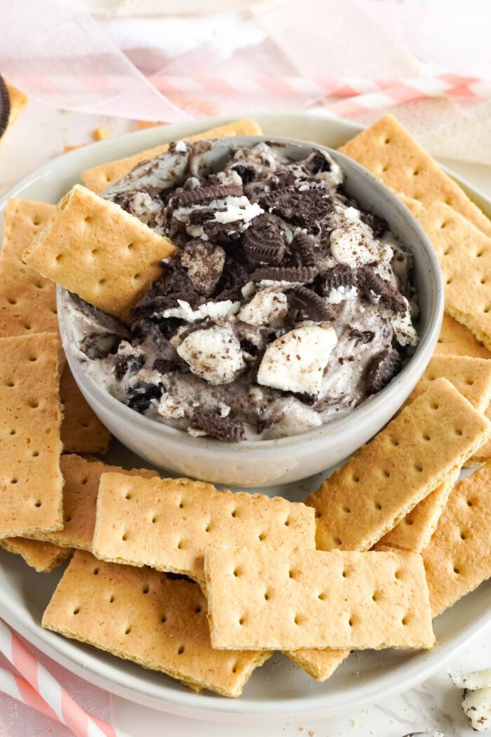 Oreo Fluff with plate of graham crackers